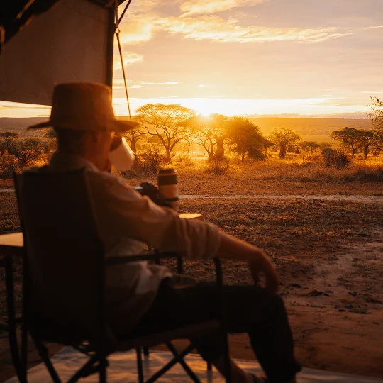 Sonnenuntergang in einem Safari-Camp in Tansania Sonnenuntergang in einem Safari-Camp in Tansania