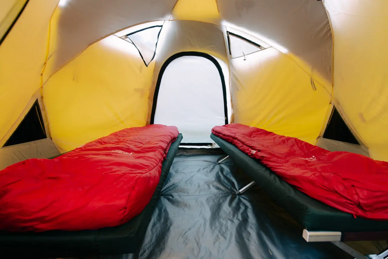 Innenansicht der Premium-Walk-in-Zelte von Altezza Travel