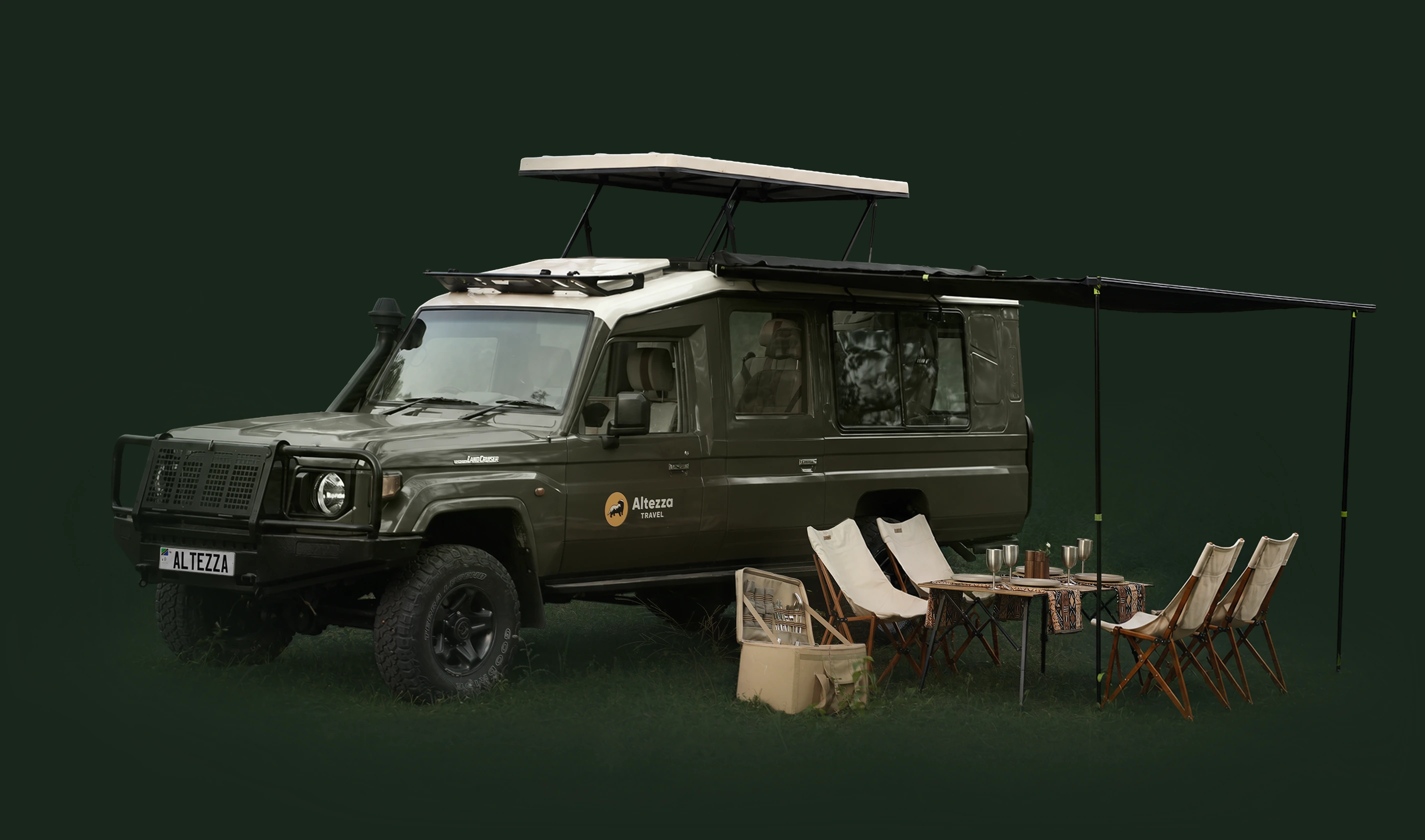 Safarifahrzeug mit Markise, Esstisch, Stühlen und Picknickkoffer für das Mittagessen im Busch