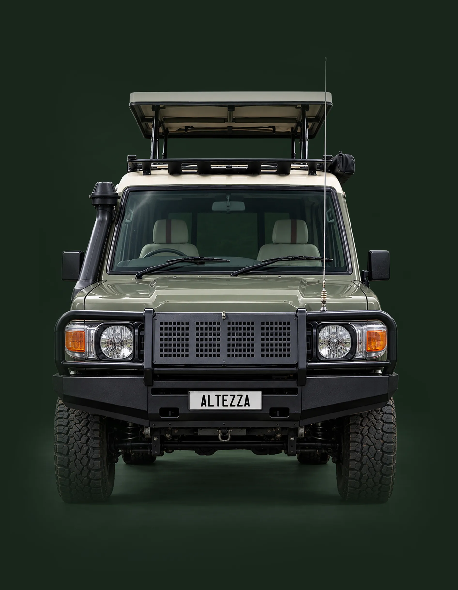 Frontansicht eines Altezza-Safari-Land-Cruiser mit geöffnetem Dach