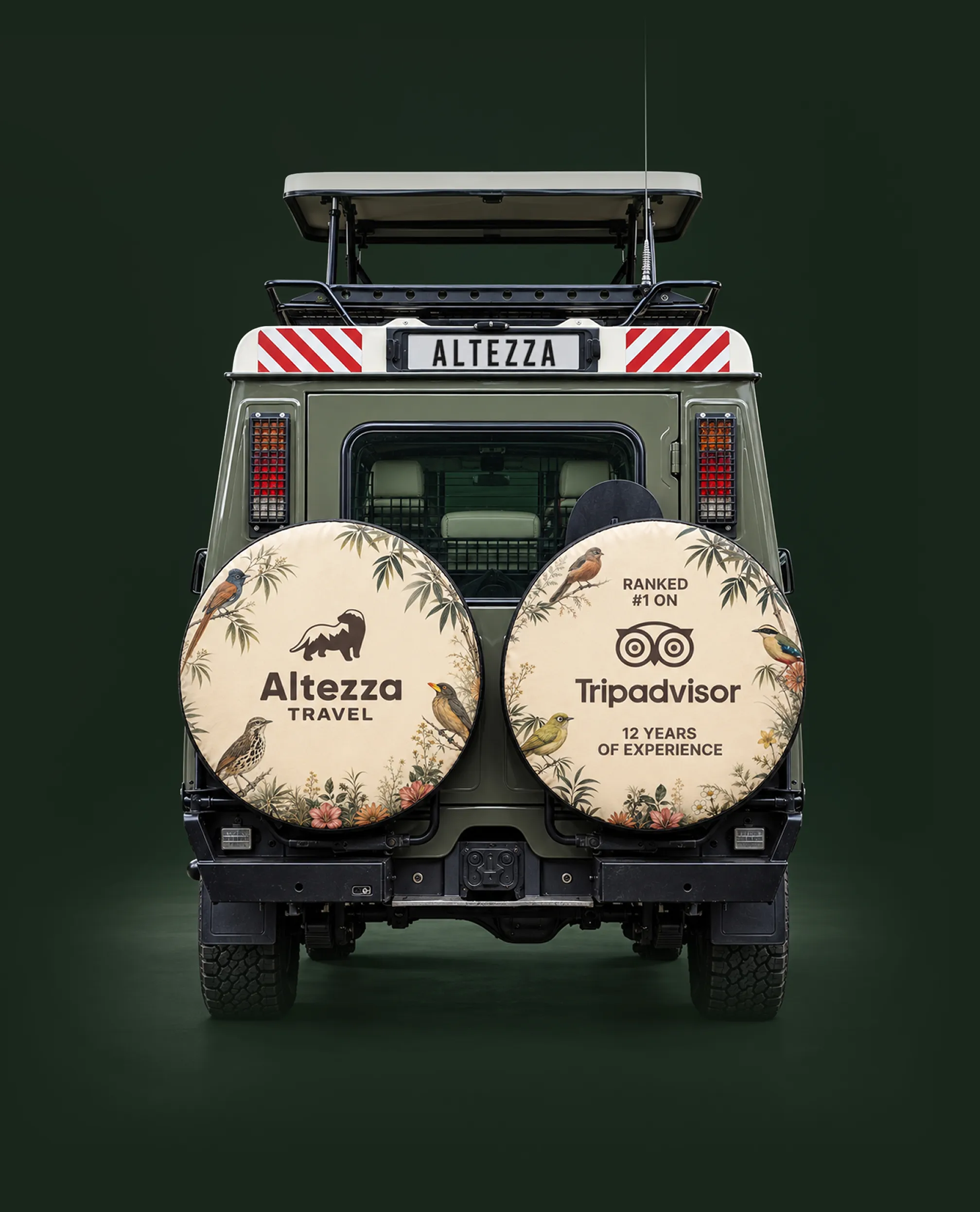 Heckansicht eines Altezza-Safari-Land-Cruiser mit geöffnetem Panoramadach