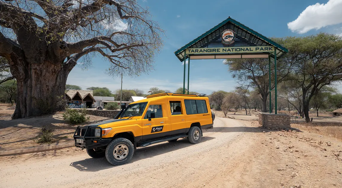 Safarijeep von Altezza Travel am Eingang zum Tarangire-Nationalpark